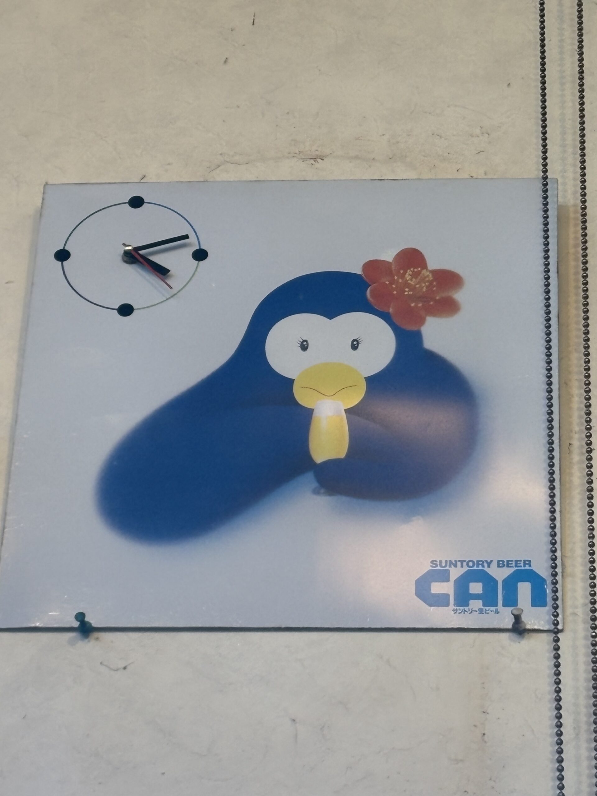 たっちゃんち店内で現在も稼働している昭和レトロな時計付き看板