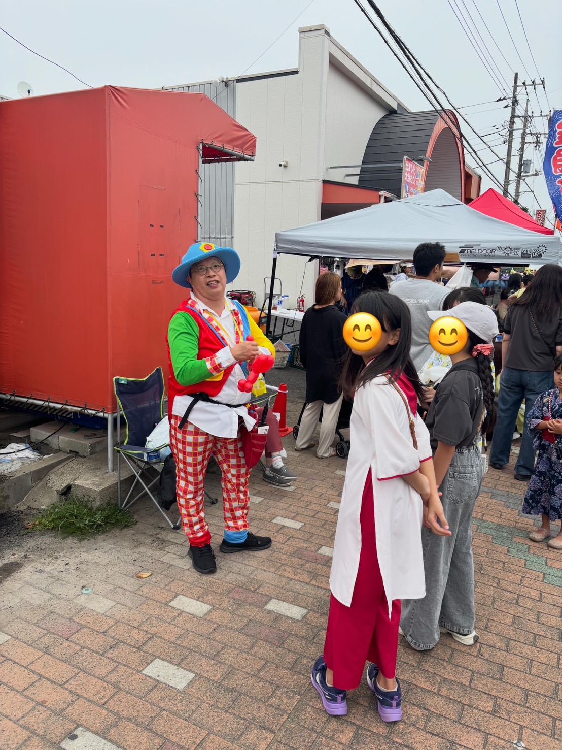 かみす七夕まつりで子どもたちにバルーンアートをプレゼントするたっちゃんち店主